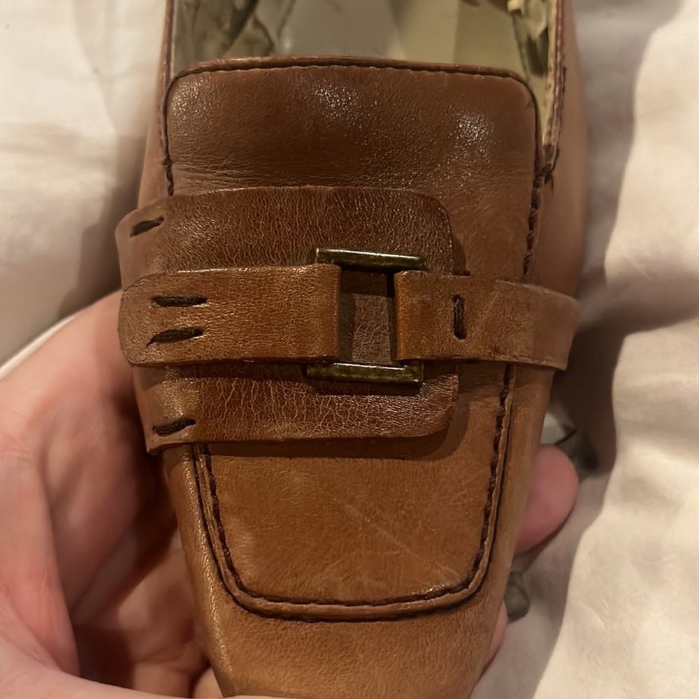 Bandolino tan leather pumps. Black heel. Buckle and leather embellishment toe